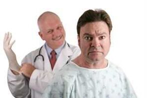 Der Arzt führt eine digitale Untersuchung der Prostata des Patienten durch, bevor er eine Behandlung der Prostatitis verschreibt. 